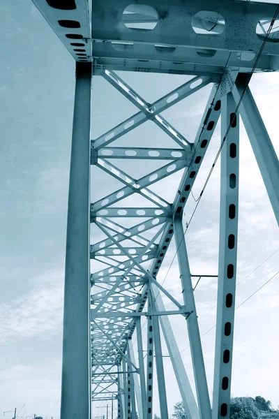 Spoorlijn metalen brug perspectief weergave — Stockfoto