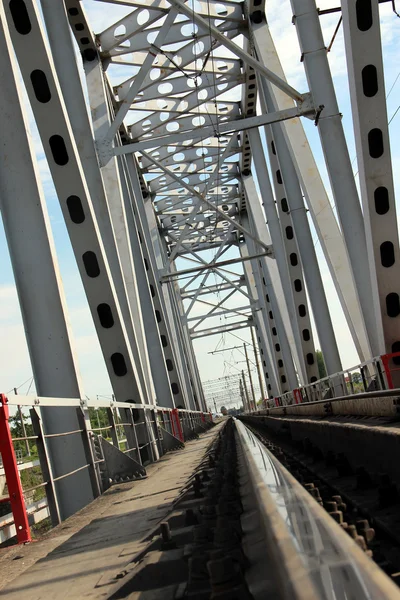 Järnvägen metall bridge perspektivvy — Stockfoto