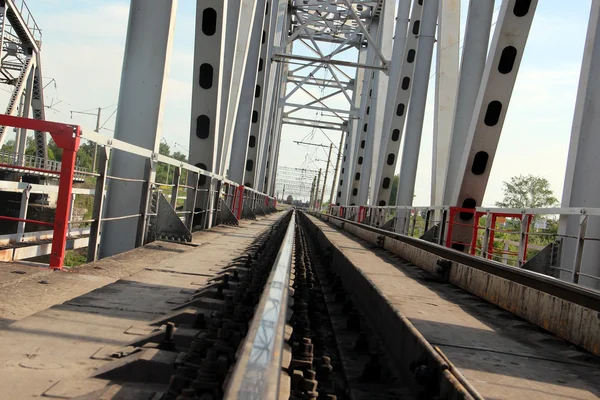 Spoorlijn metalen brug perspectief weergave — Stockfoto