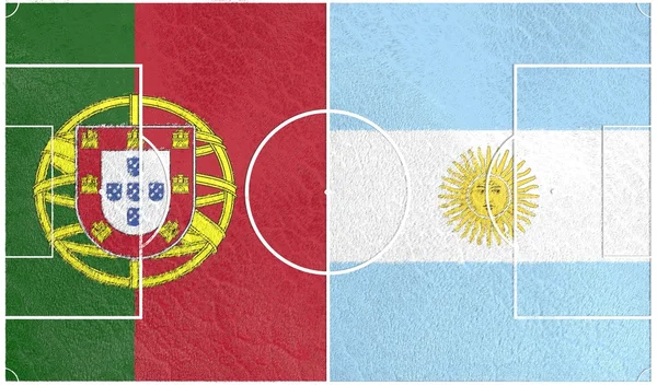 Португалия против Аргентины. Футбольное поле с флагами — стоковое фото