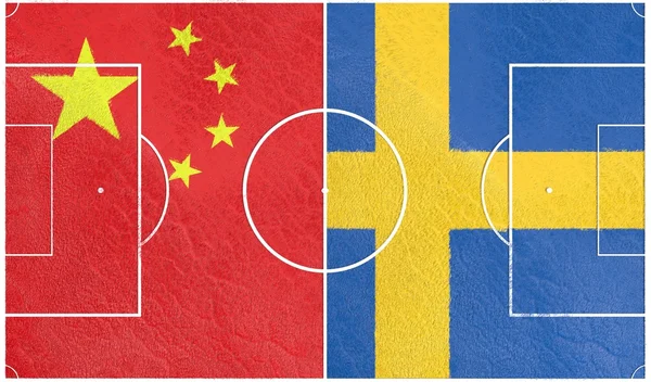 Chiny vs Szwecja. Boisko do piłki nożnej teksturowane przez flagi — Zdjęcie stockowe