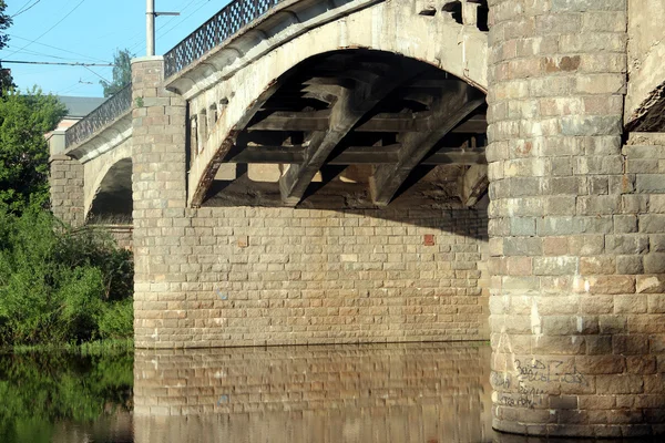 Alte historische Steinbrücke am Fluss — Stockfoto