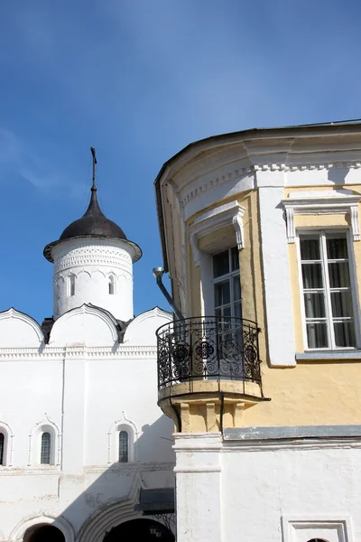 Oud gebouw met een balkon in het orthodoxe klooster — Stockfoto