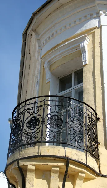 Oud gebouw met een balkon in het orthodoxe klooster — Stockfoto