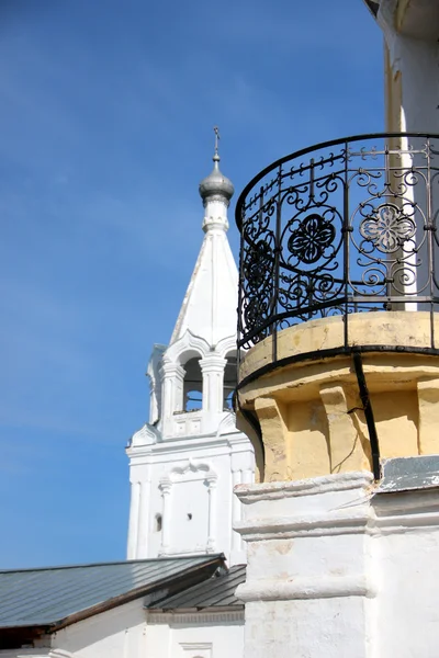 Antiguo edificio con balcón en el monasterio ortodoxo — Foto de Stock