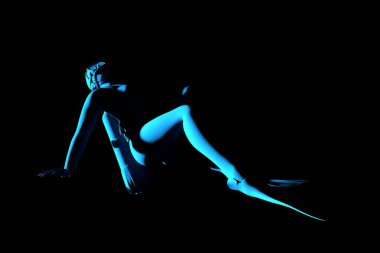 Dalış sporu konsepti. Koyu arkaplanda insan silueti