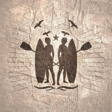 Sörf tahtası ile poz veren bayanların resmi