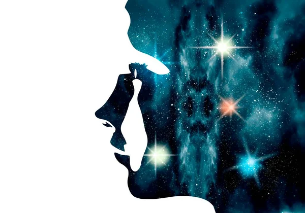 Женщина голова и вселенная наполнены звездами. — стоковое фото