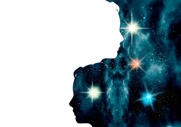 Vrouwen hoofden en universum gevuld met sterren. — Stockfoto
