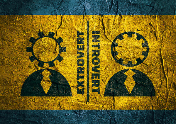 экстраверт против интровертной метафоры на бетонной стене
