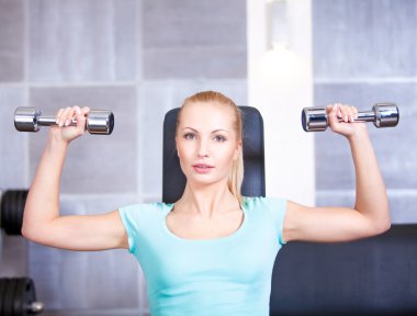 Bir spor salonunda çekici sarışın kadın