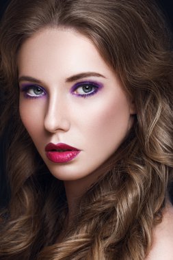 Güzel Model kadınla uzun kıvırcık Kahverengi saç ve makyaj