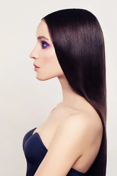 Vacker kvinna med långa färg hår. Profil — Stockfoto