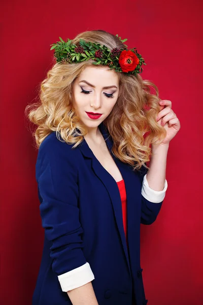Blonde Model op rood — Stockfoto