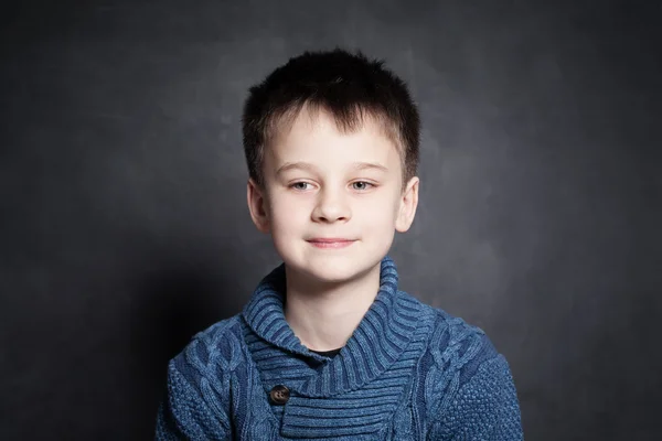 Gyermek fiú sötét háttér portréja — Stock Fotó
