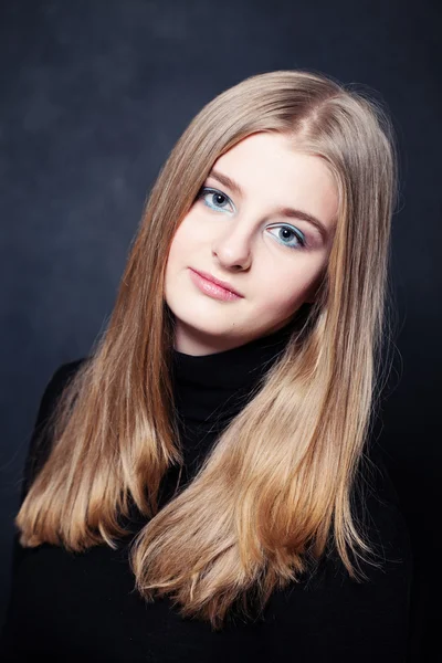 Portrait d'une adolescente aux longs cheveux blonds. Jeune beauté — Photo