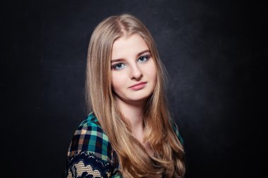 Genç kız koyu arka plan üzerinde