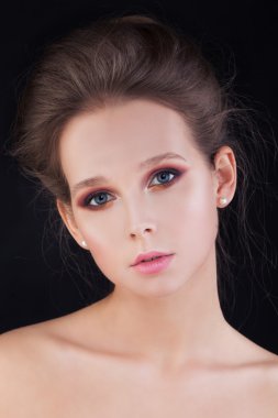 Hoş bir kadınla sağlıklı cilt ve saç