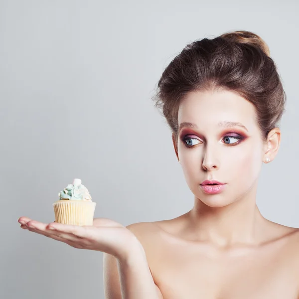 Verrast vrouw met ongezond voedsel — Stockfoto