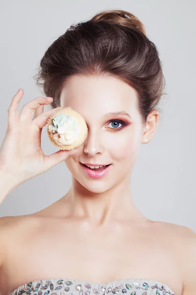 Happy Girl holding Sweet Cake — Stock Photo, Image