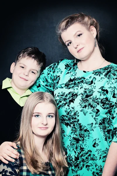 Portret van de moeder en twee kinderen. Echte mensen — Stockfoto