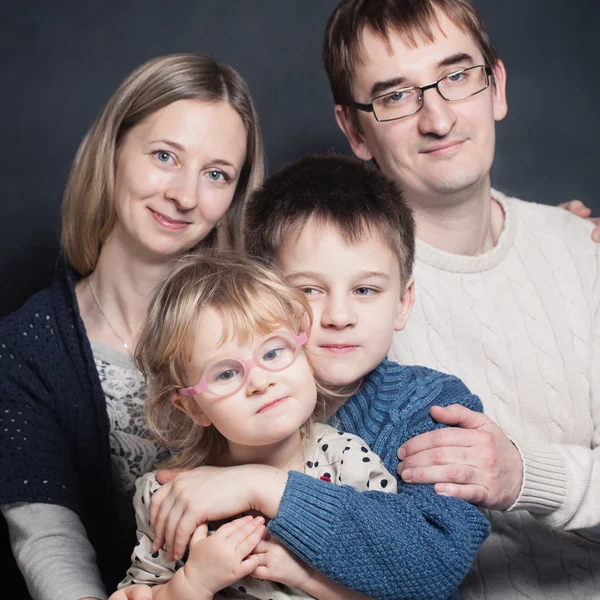 Hijitos con Madre y Padre. Familia — Foto de Stock