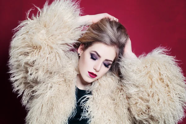 Blonde Woman in Fashion Fur Coat — Stock Photo, Image