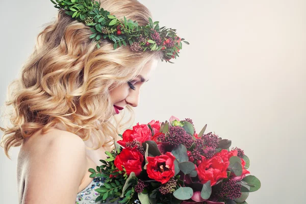 Vacker kvinna med tulpan blommor — Stockfoto