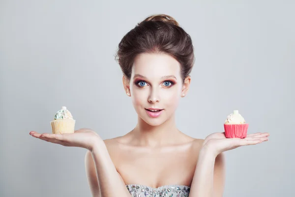 Escolha. Comida não saudável. Mulher segurando lanche doce — Fotografia de Stock