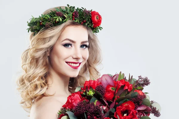 Vacker kvinna modell med blommor bukett — Stockfoto