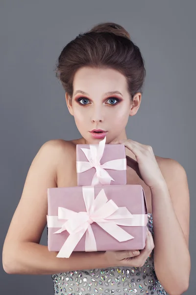 Mujer sonriente y regalo —  Fotos de Stock