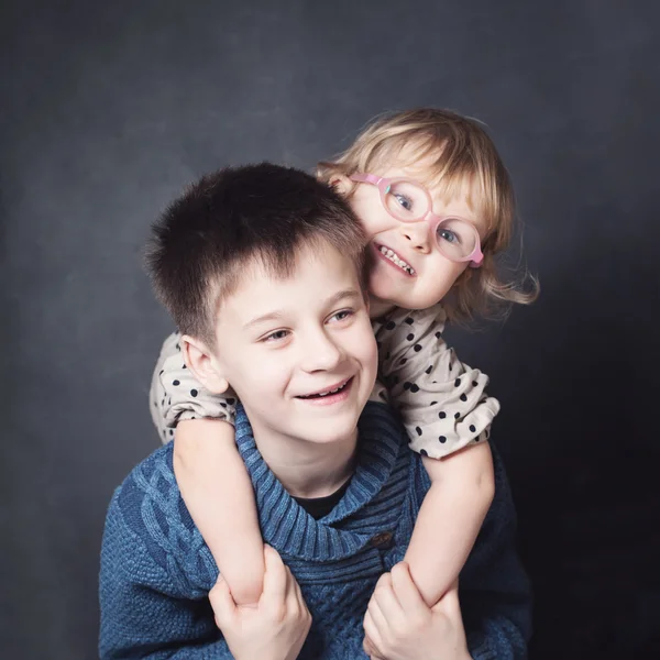 子供を抱き締めます。兄と妹 — ストック写真