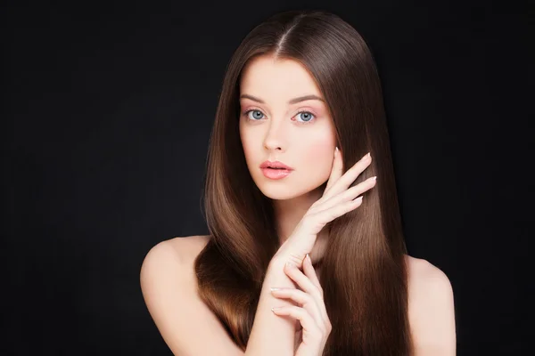 Spa vrouw met gezond haar en natuurlijke Make-up — Stockfoto