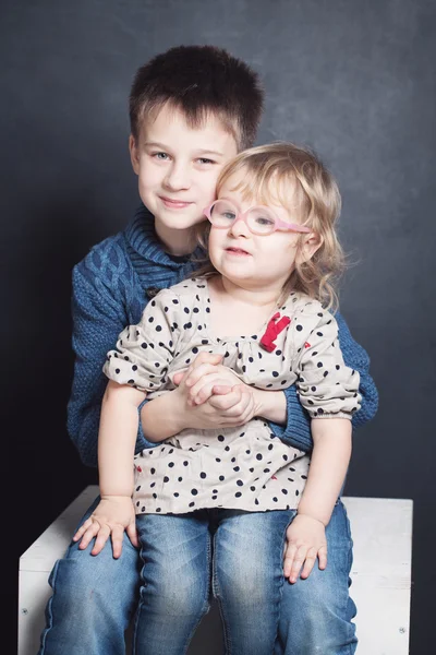 Любящий брат и сестра. Улыбающиеся брат и сестра (2 и 10 лет ) — стоковое фото