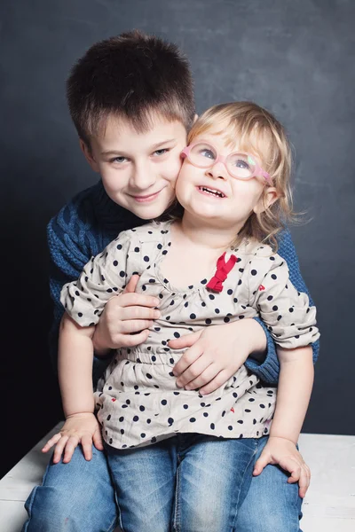 Sonriente niña y niño hermano. 2 y 10 años —  Fotos de Stock