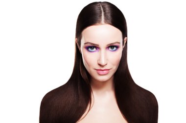 Beyaz arka plan üzerinde izole uzun sağlıklı saçlı kadın