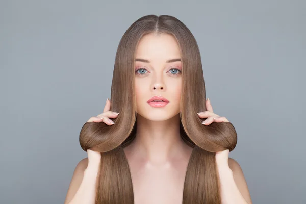 Mulher de cabelo saudável no fundo azul claro — Fotografia de Stock