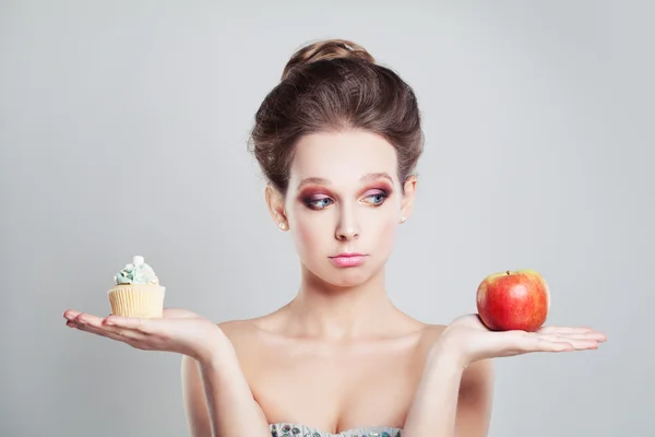 Chica perfecta con fruta de manzana y snack dulce —  Fotos de Stock