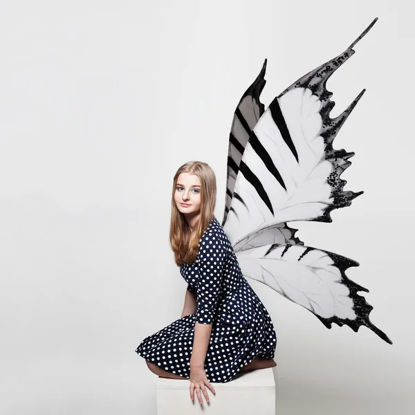 Όμορφος έφηβος κορίτσι με φτερά πεταλούδας — Φωτογραφία Αρχείου