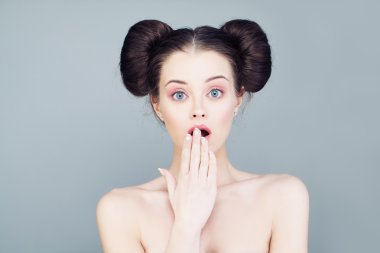 Açık ağız ile sevimli bir kadın. Sürpriz