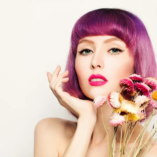 Modelo de moda mujer con coloración de pelo y flores —  Fotos de Stock