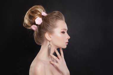 Güzel kadın. Makyaj ve Rose ile gelin saç modeli. Profil