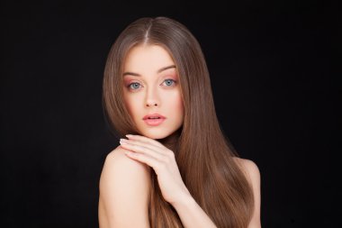 Güzel Model siyah arka plan üzerine portresi. Makyaj ve iyileşmek