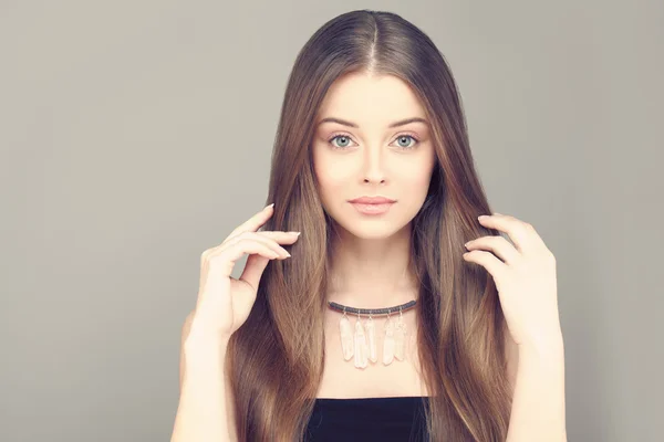 Schöne Frau. gesunde Haut und braune Haare. — Stockfoto