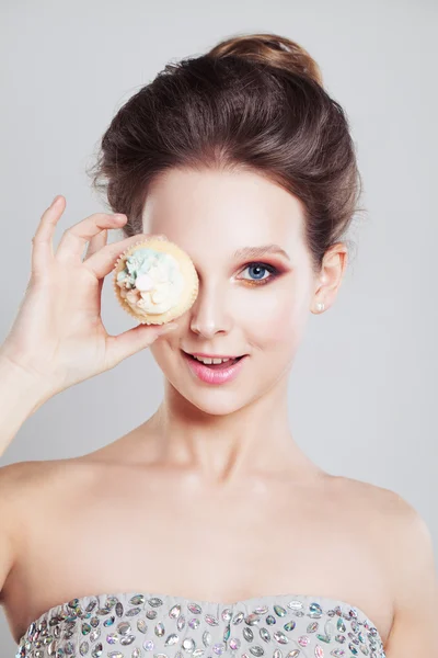 Fashion Model vrouw en Cake — Stockfoto