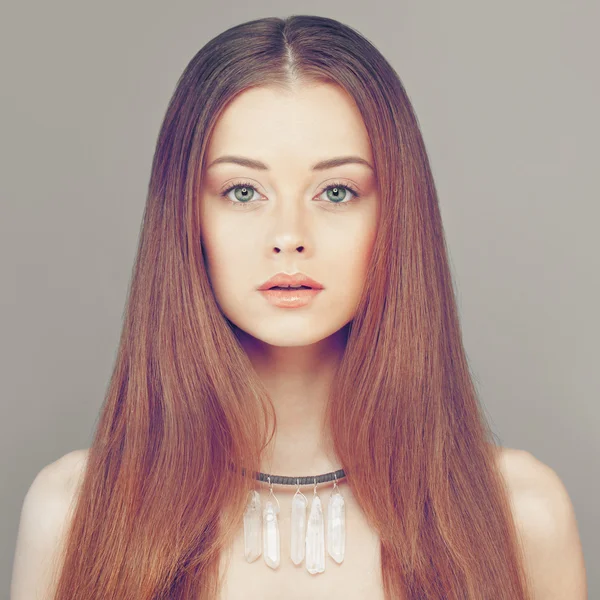 Mujer pelirroja modelo de moda. Cara joven y cabello rojo —  Fotos de Stock