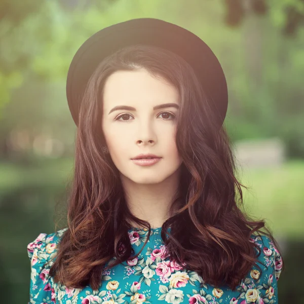 Mooie Brunette vrouw in Park. Meisje in een hoed in de buitenlucht — Stockfoto