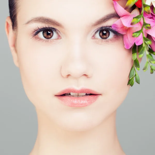 Beautiful Woman with Flowers. Face Closeup — Stock Photo, Image