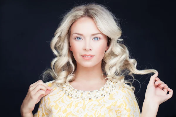 Mulher perfeita com cabelo encaracolado loiro. Penteado ondulado — Fotografia de Stock