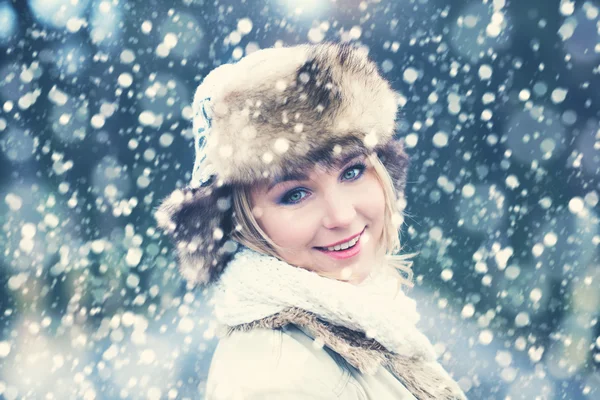 Mujer de invierno en nieve Fondo de invierno — Foto de Stock
